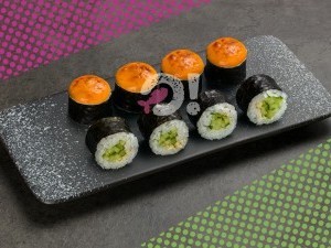 Ролл спайси с огурцом Ролл спайси с огурцом